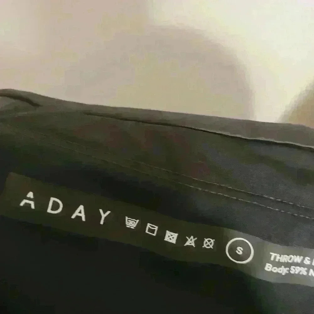 ADAY Throw And Roll Leggings - Picture 6 of 6
